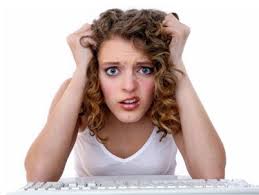 Mergina žiūrinti į kompiuterio ekraną apimta nevilties